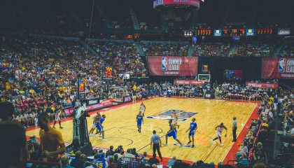 开云体育在线-东决关键战之夜，拉文存在感拉满，当聚光灯只为他一人点亮