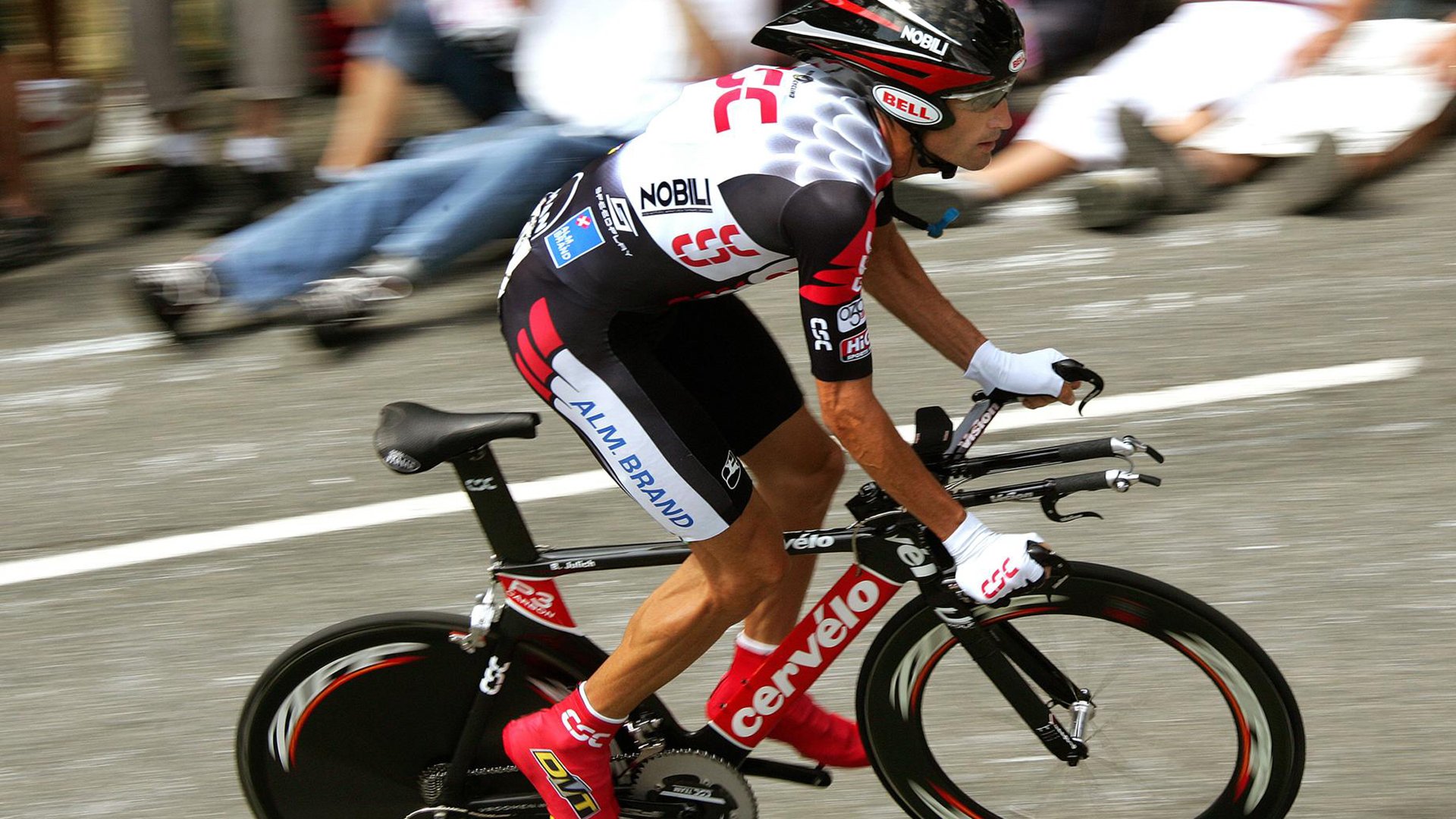 骑士封锁公牛，文班亚马在欧冠决赛接管比赛，当篮球的过去与未来在巴黎共振