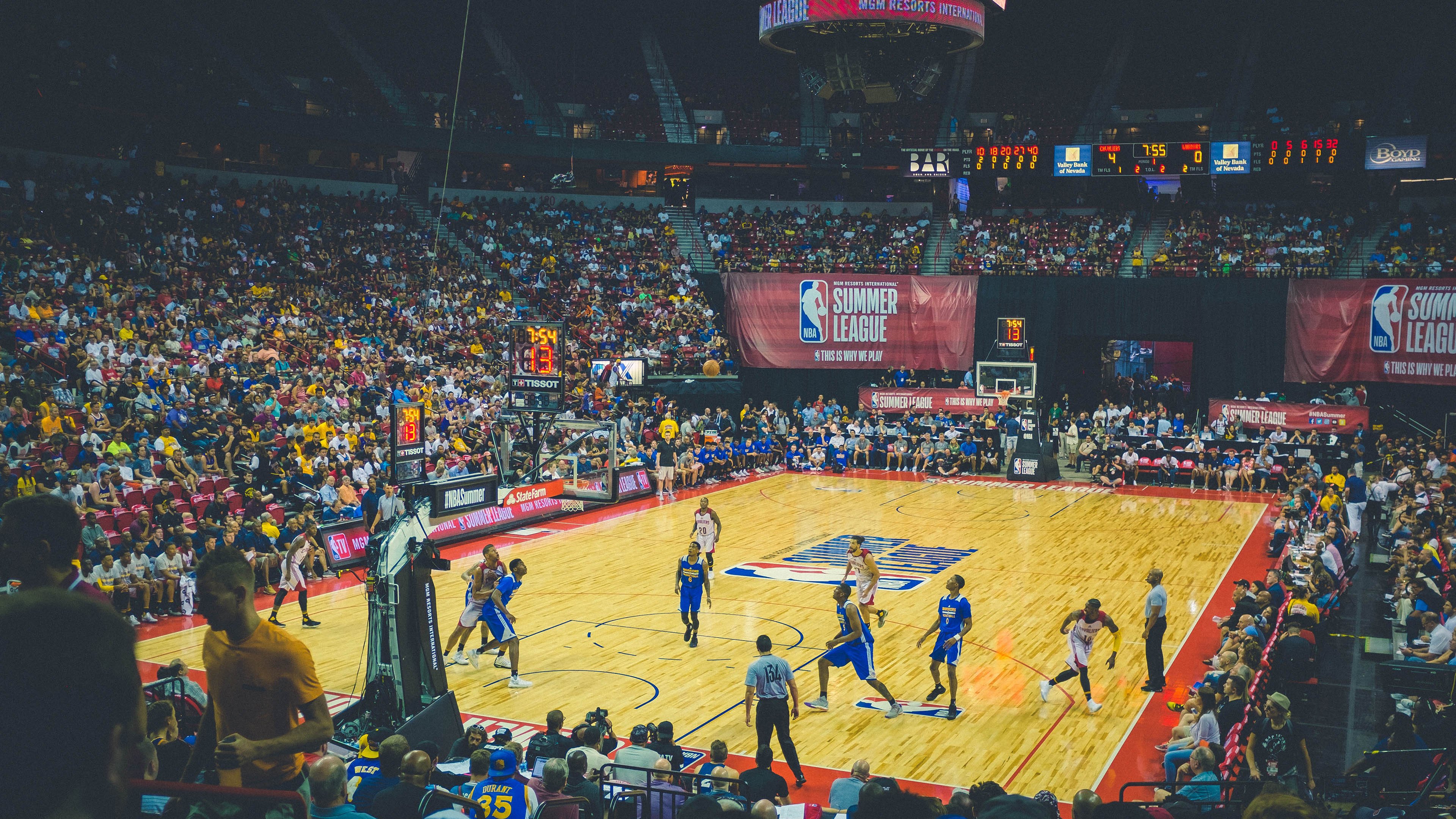 东决关键战之夜，拉文存在感拉满，当聚光灯只为他一人点亮